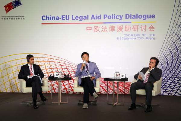 图为研讨会上发言嘉宾现场讨论 摄影 肖传奇.jpg