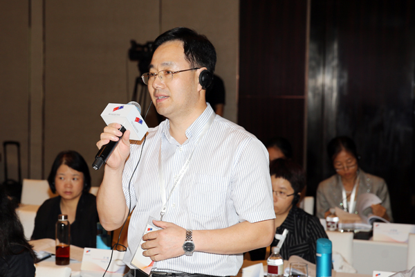 图为与会代表现场向发言嘉宾提问 肖传奇 摄 ..jpg