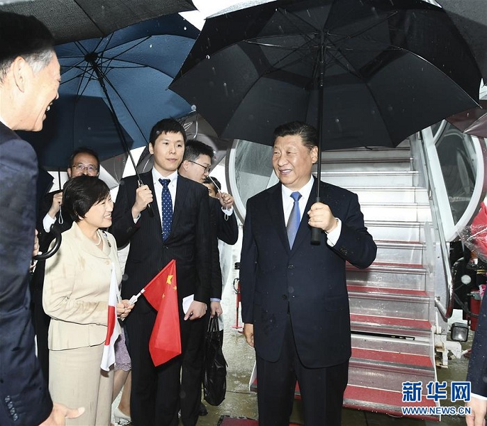 6月27日，国家主席习近平乘专机抵达大阪，应日本国首相安倍晋三邀请，出席二十国集团领导人第十四次峰会。日本政府高级官员、大阪府知事等在舷梯旁迎接。 新华社记者 谢环驰 摄.jpg