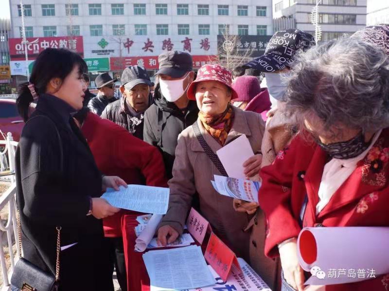 图为辽宁省葫芦岛市法律援助机构在文化公园开展大型妇女维权宣传活动。.jpg