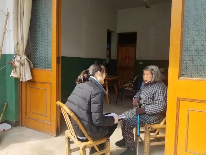 图为浙江省余姚市法律援助中心为老年妇女提供上门法律服务。.jpg