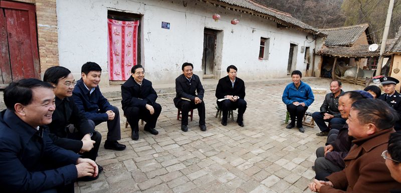（媒体发稿，共一张）11月23日至25日，中共中央政治局委员、中央政法委书记郭声琨在陕西调研。图为11月24日，郭声琨深入铜川市耀州区北梁村韩山组看望慰问革命老区群众。_副本_副本_副本.jpg