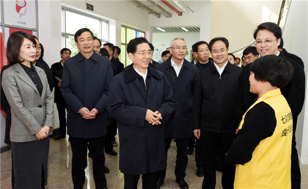 （媒体发稿，共一张）12月9日至11日，中共中央政治局委员、中央政法委书记郭声琨在浙江调研。图为12月10日，郭声琨来到诸暨市社会组织服务中心调研。 摄影  郝帆.jpg