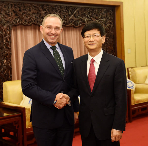 （媒体发稿，共一张）10月9日，中共中央政治局委员、中央政法委书记孟建柱在北京会见英国首相国家安全顾问塞德威尔。 摄影  郝帆_副本.jpg