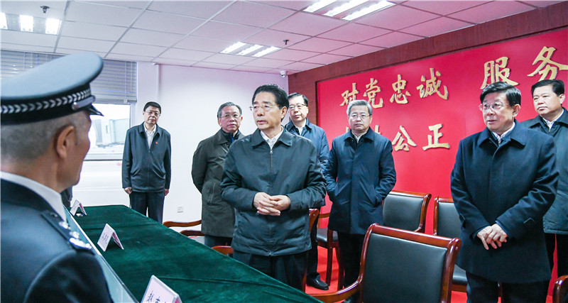 （媒体发稿，共两张。此为第一张）4月5日至8日，中共中央政治局委员、中央政法委书记郭声琨赴山东和海南调研。图为4月5日，郭声琨在山东调研。  摄影 王建军_副本.jpg