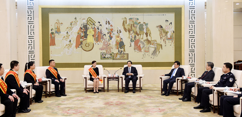 （媒体发稿，共一张）4月19日，“时代楷模”、河北省石家庄市公安局桥西分局原安建桥综合警务服务站主任吕建江同志先进事迹报告会在人民大会堂举行。报告会前，中共中央政治局委员、中央政法委书记郭声琨会见吕建江同志亲属及报告团成员。++摄影++郝帆_副本.jpg