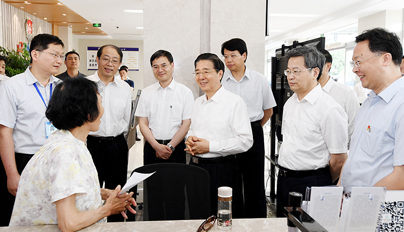 6月6日至8日，中共中央政治局委员、中央政法委书记郭声琨在江苏调研。图为6月7日，郭声琨来到镇江市公共法律服务中心向办事群众了解法律服务情况。  摄影  郝帆.jpg
