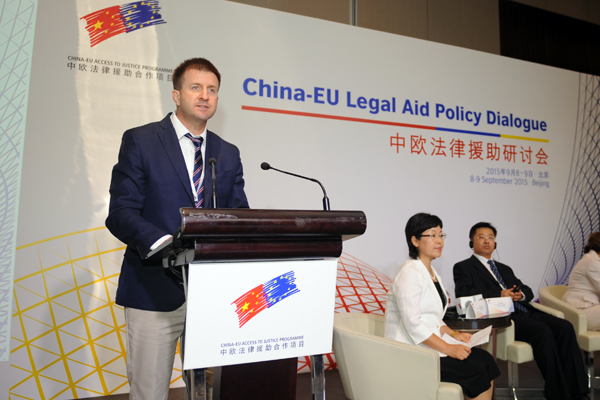 中欧法律援助合作项目专家组组长戴乐彤介绍中欧法律援助合作项目.王建军摄.jpg