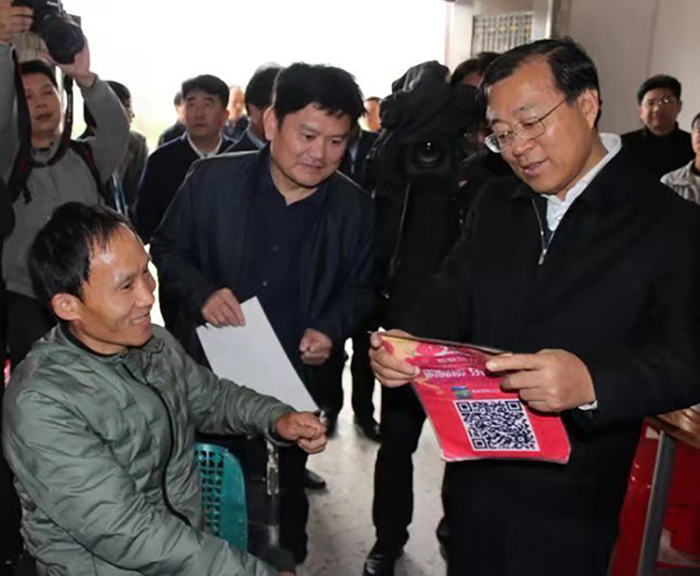 图为袁曙宏在贫困户家中详细询问情况。.jpg