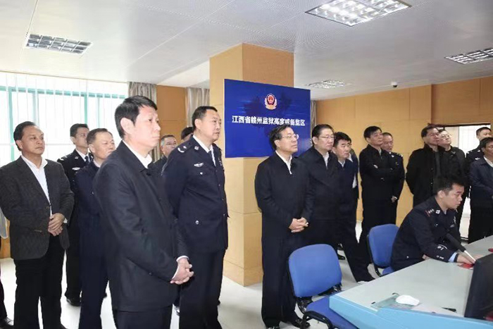 图为袁曙宏一行到赣州监狱调研监狱信息化建设。.jpg