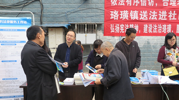 江津区法律援助中心主任 李祖胜接受群众法治咨询、.jpg