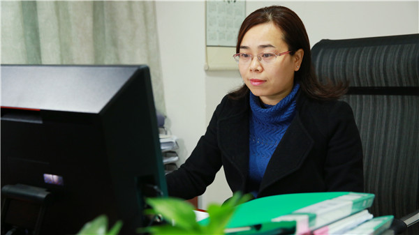 黄玲工作照.jpg