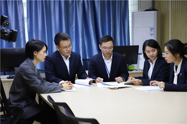 工作照--南宁仲裁委刘冬冬听取工作人员汇报工作.jpg