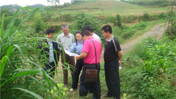 2014年5月4日蒙华桢在调解三乐村土地纠纷现场.jpg