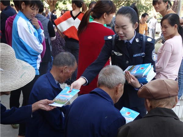 2017年10月29日蒙华桢到叠岭村开展送法进村屯活动.jpg
