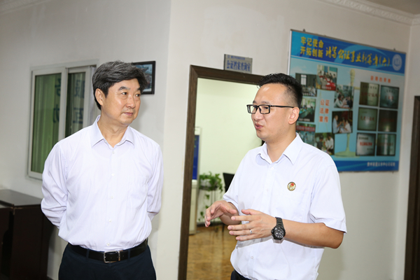 2018年7月5日，中国公证协会会长郝赤勇到我处视察工作，负责人翟坤向郝会长介绍公证处情况_副本.jpg
