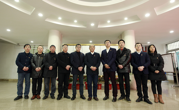 襄阳市政府法制办全体干部留影_副本.jpg