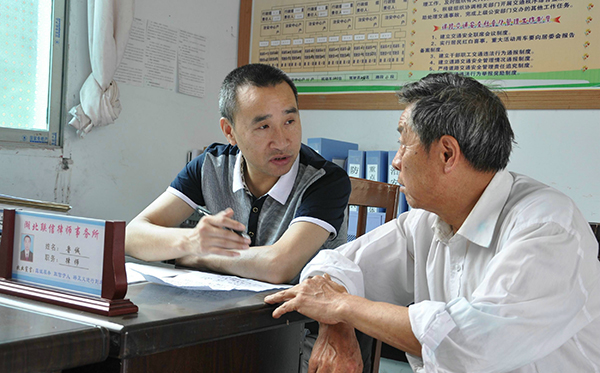 4-律师鲁诚（左）在法律诊所接待群众来访.jpg