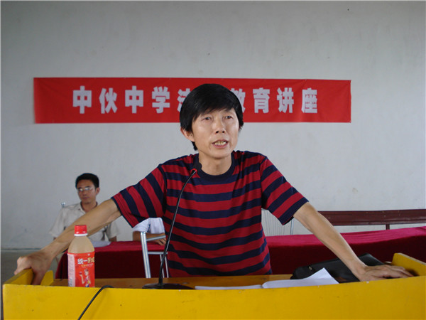 在学校讲授法治课现场.jpg