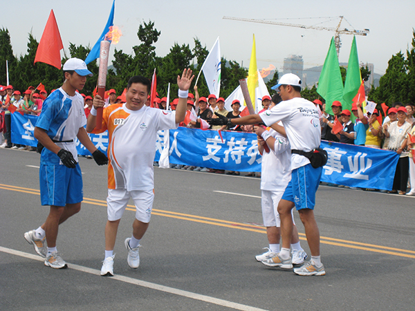1、刘官棠被选为2008年北京残奥会火炬手.jpg