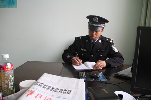 11、已是夜深人静时，薛伟总结一天的工作，明天还有新的任务在等着他……22：00.jpg