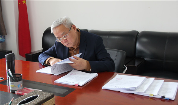 照片-张建民仲裁员仔细审阅卷宗.jpg