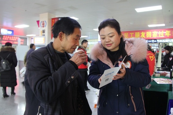 何蓉为群众宣传法律援助申请流程.jpg