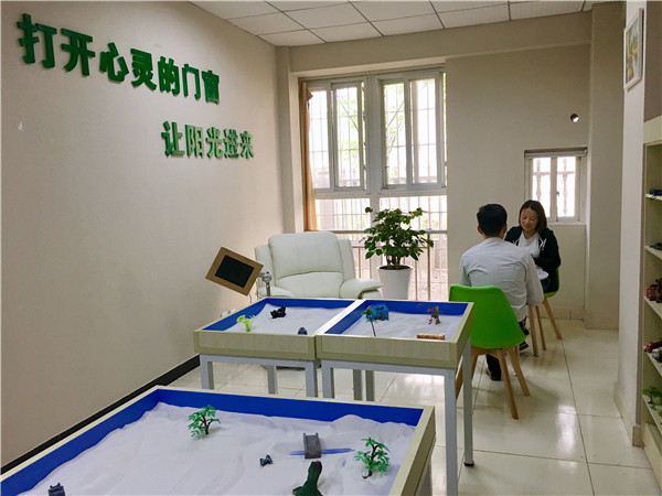 叶红对社区服刑人员进行心理矫治.jpg