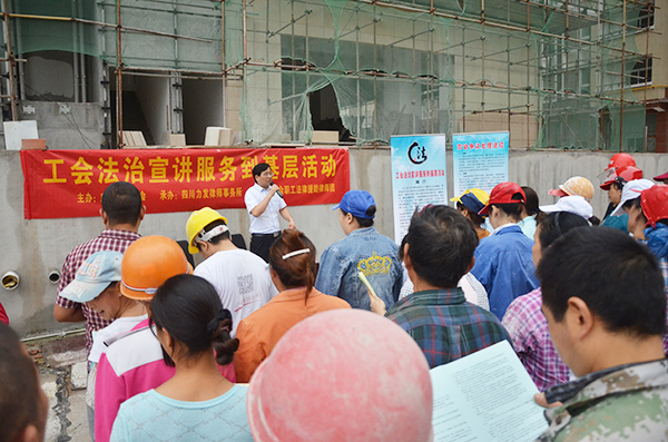 何国泉到现场为农民工普法.jpg