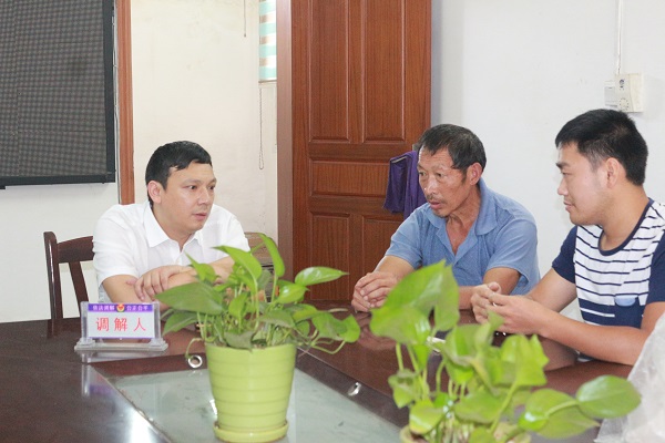 杨洋耐心劝导纠纷当事人.jpg