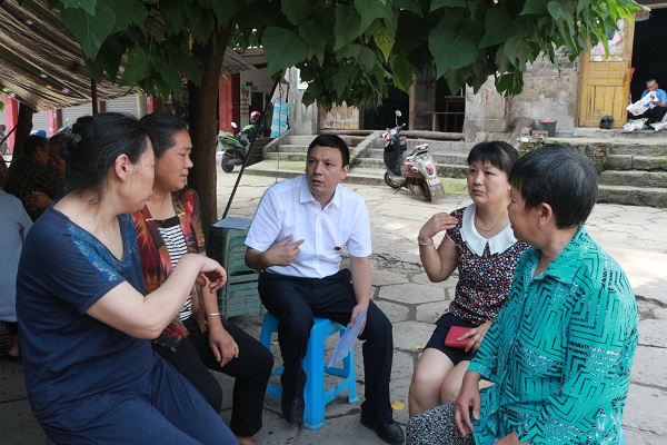 杨洋现场调解邻里纠纷.jpg