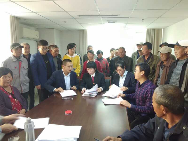 刘华明调解照1.jpg