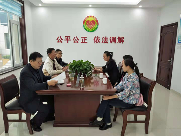 王庆厚调解照.jpg