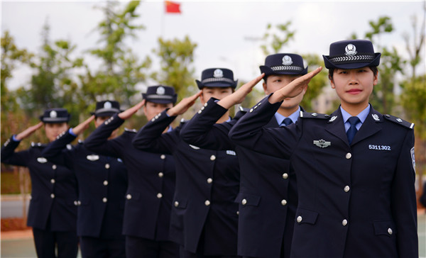 警察敬礼队列.jpg