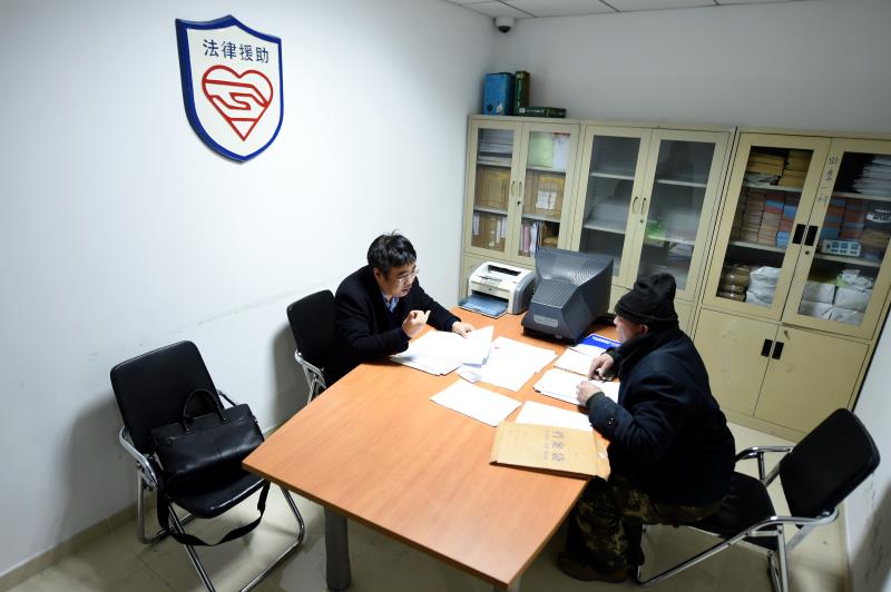律师刘淮杨在给当事人提供法律援助  杨晋峰摄.jpg